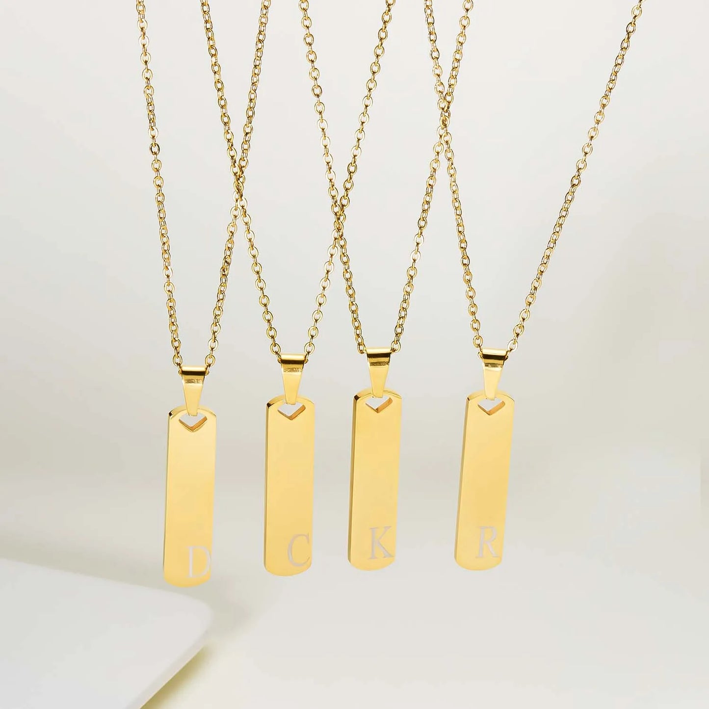 Colar Barra com Inicial (A–Z) em Aço Inoxidável – Estilo, Personalidade e Elegância