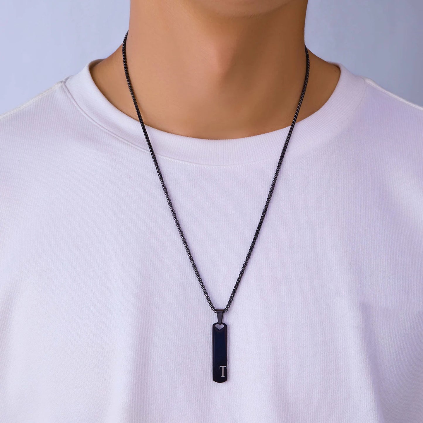 Colar Barra com Inicial (A–Z) em Aço Inoxidável – Estilo, Personalidade e Elegância