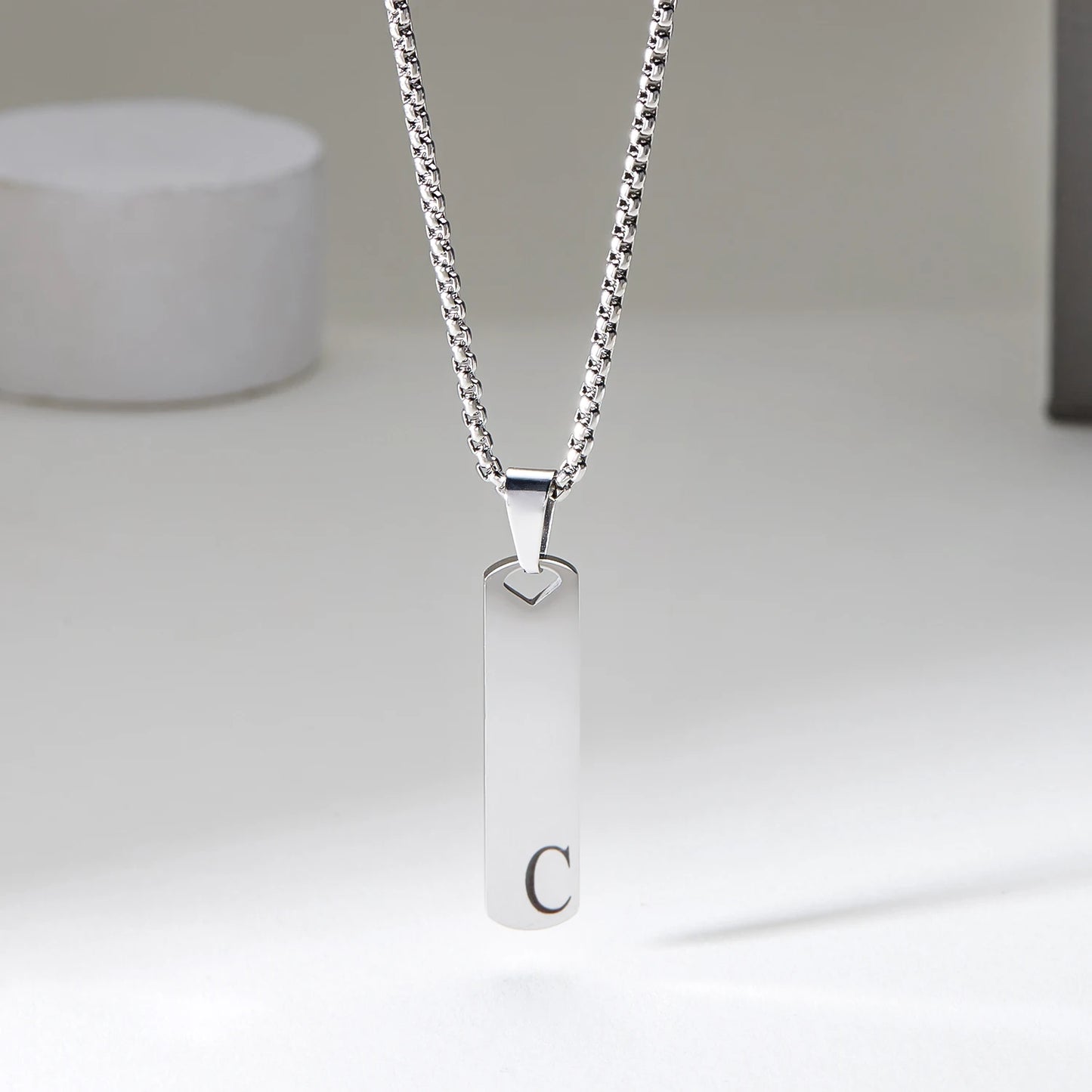 Colar Barra com Inicial (A–Z) em Aço Inoxidável – Estilo, Personalidade e Elegância